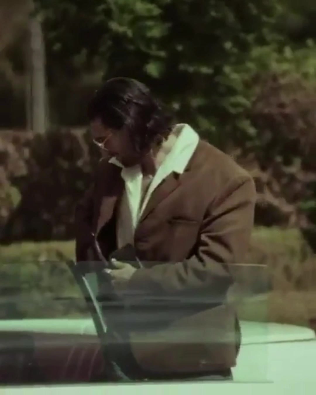 复古美学！索博开着70年代凯迪拉克抵达国家队，这造型太帅啦